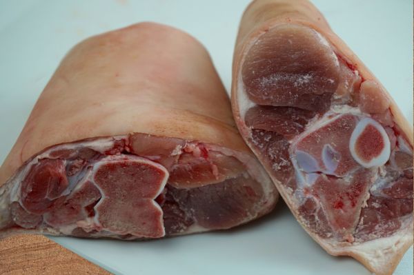 Schweine-Haxen vorn ganz