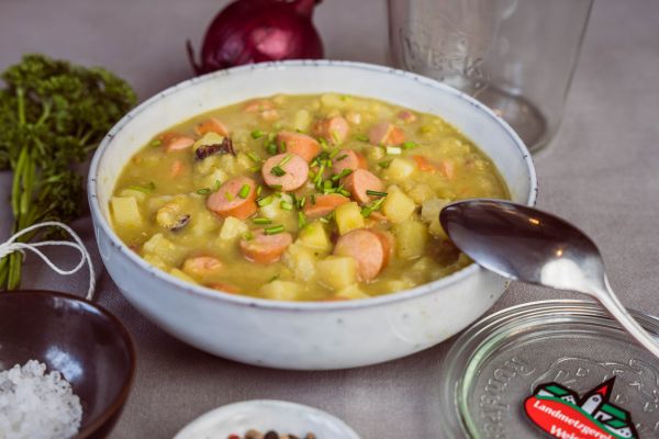 Oma's Erbseneintopf mit Wienerle im Glas